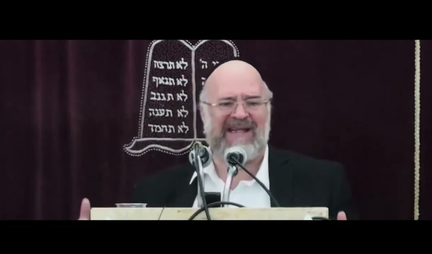 למה האדמו"ר מבעלזא עמד 17 שעות מול נרות שבת? ואיך זה קשור לפעילות מבצעית בסיני?