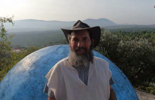העיר היהודית האבודה: שרגא שמידלר מבקר בעין זיתים