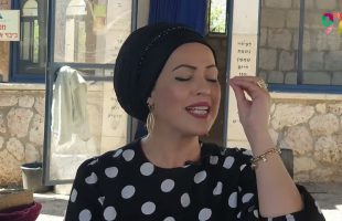 בין קירות הלב | חמישי שמח השיעור השבועי הנשי עם הרבנית חגית שירה מקבר חבקוק הנביא